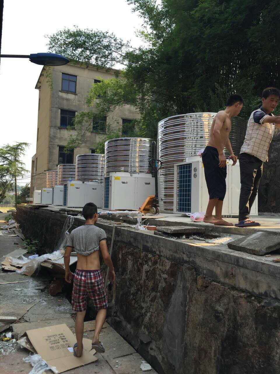 藍(lán)冠機(jī)電熱水工程安裝施工團(tuán)隊(duì)