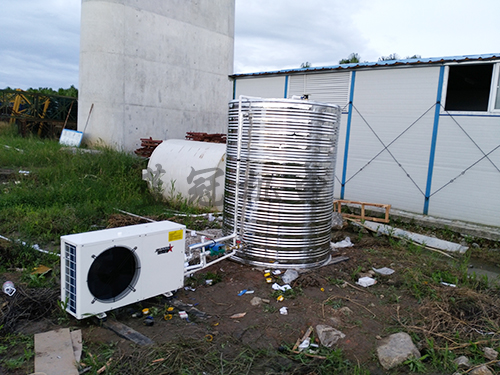 中鐵建航局空氣能熱水器工程因場地受限制安裝在工地宿舍一旁草地中